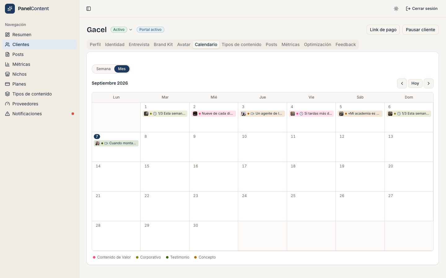 Calendario mensual en el panel de PanelContent, con una publicación programada en cada día de la semana; una de ellas es un reel.