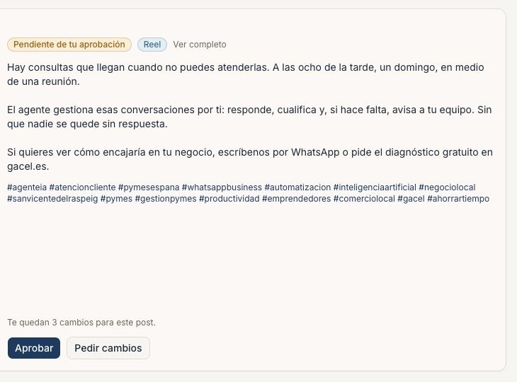Portal de cliente de PanelContent: una publicación con la etiqueta «Pendiente de tu aprobación», el texto completo con sus hashtags y los botones Aprobar y Pedir cambios.